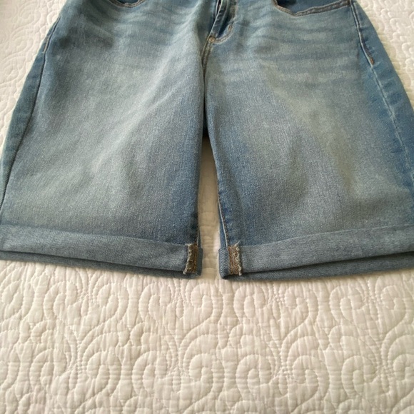Old Navy Mid-Rise WOW Denim Shorts Jorts, Bermuda, Backyard BBQ, Normcore, Beach - Picture 7 of 11